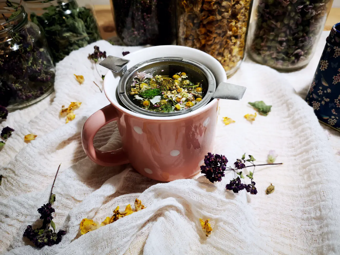 The tea blend in the picture contains mainly the flowers of the plants, so it is enough to steep them for just a few minutes. After taking photos, we covered the cup to prevent the essential oils from evaporating.