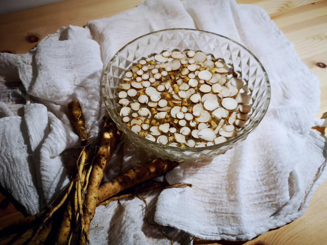 Macerating fresh, chopped marsh mallow (Althaea officinalis) roots in cold water for a few hours. This process is suitable for Althaea officinalis since its starch agglutinates when heated, so maceration at room temperature is used to prepare its herbal tea.